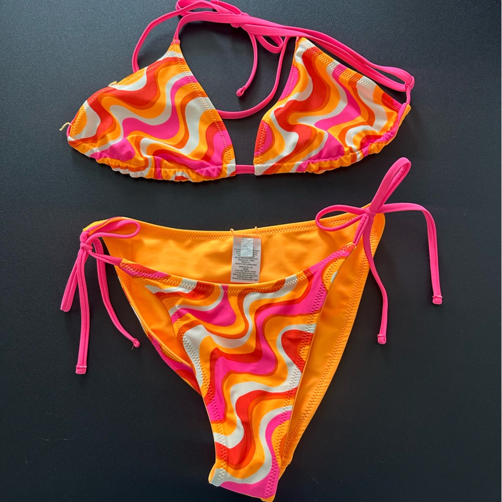 WILD FABLE ORANGE PINK AND WHITE WAVE BIKINI BEACH SET, NEVER WORN, SIZE SMALL